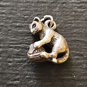 James Avery RETIRED Cat Kitten Playing With Yarn Sterling Silver Charm